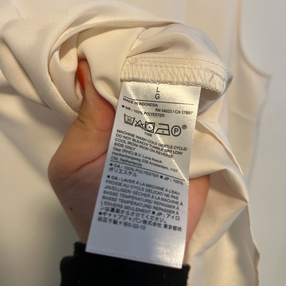 Two (2) Banana republic shell tops snow day & oyster pearl large - Picture 5 of 11